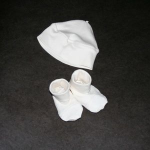 Set of 100% Organic Cotton Cap and Booties - 0-6 m